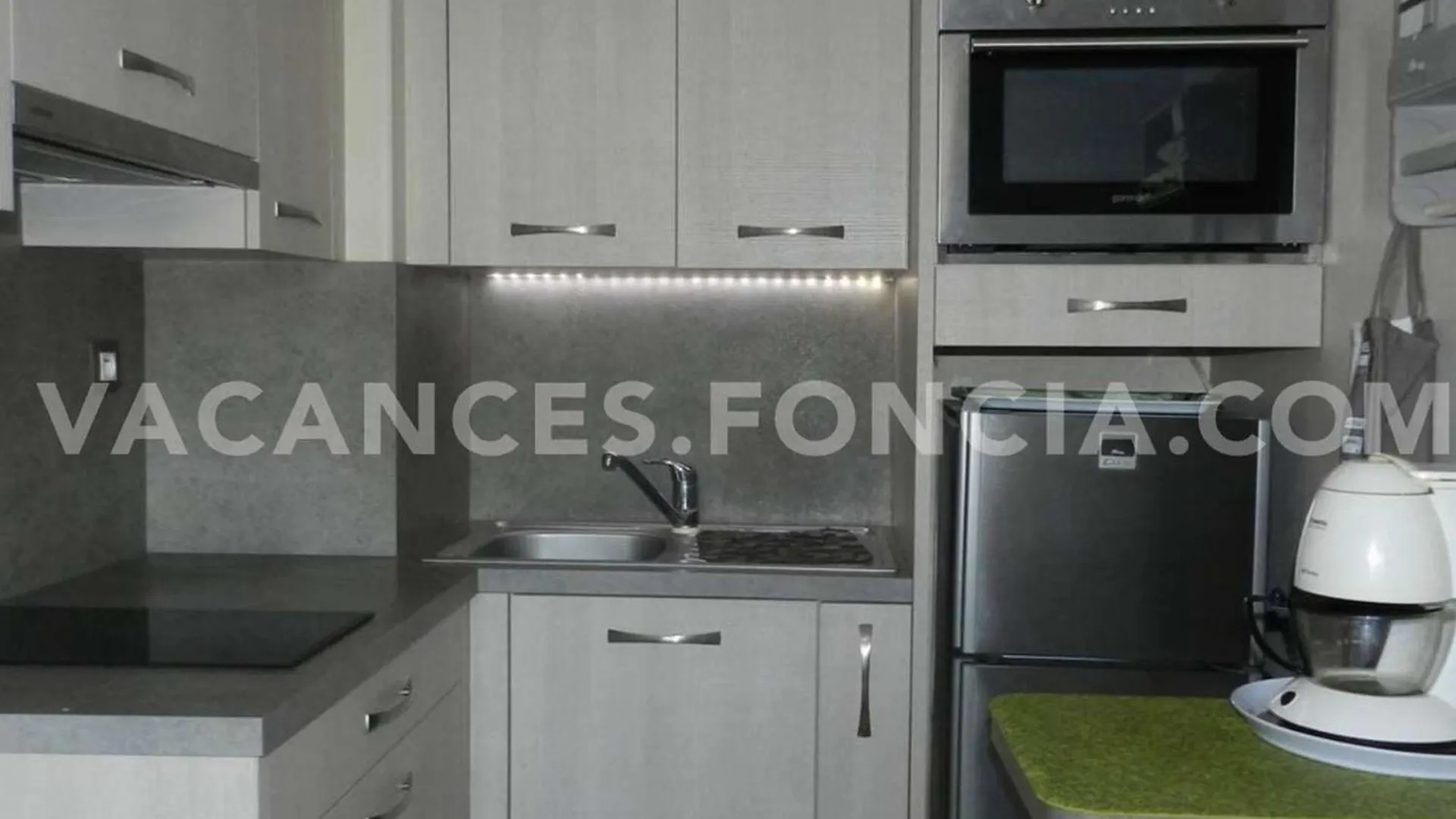 Appartement 4 Couchages A 350M De La Plage Avec Garage Privatif A Bormes-Les-Mimosas - Fr-1-251-725 France